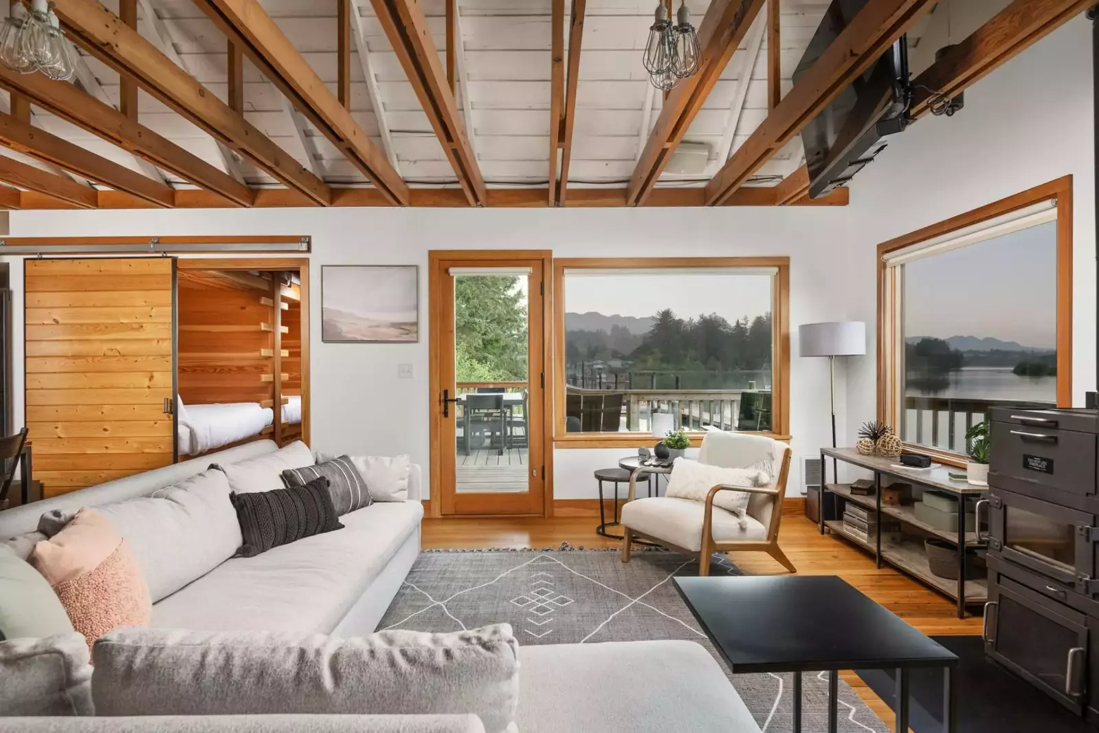 "This place is awesome. Well equipped, great layout, easy to find and the windows across the front of the house give a great view of the river" - Jeff