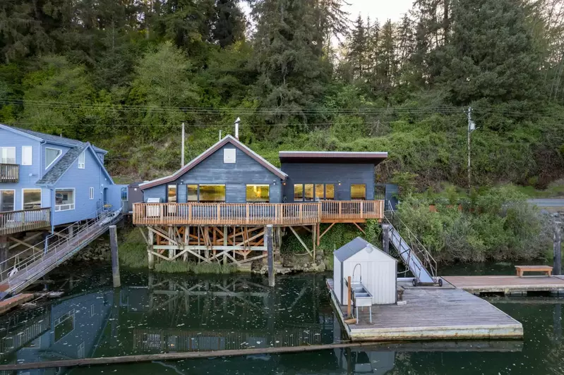 "Great location to relax on the river and fish. Glad to see an outdoor shower to wash the furry family member and ourselves" - Nolan