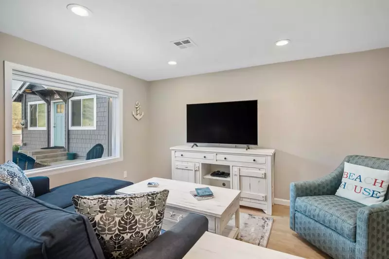 Watch you favorite movies, shows, and sports on this smart tv.