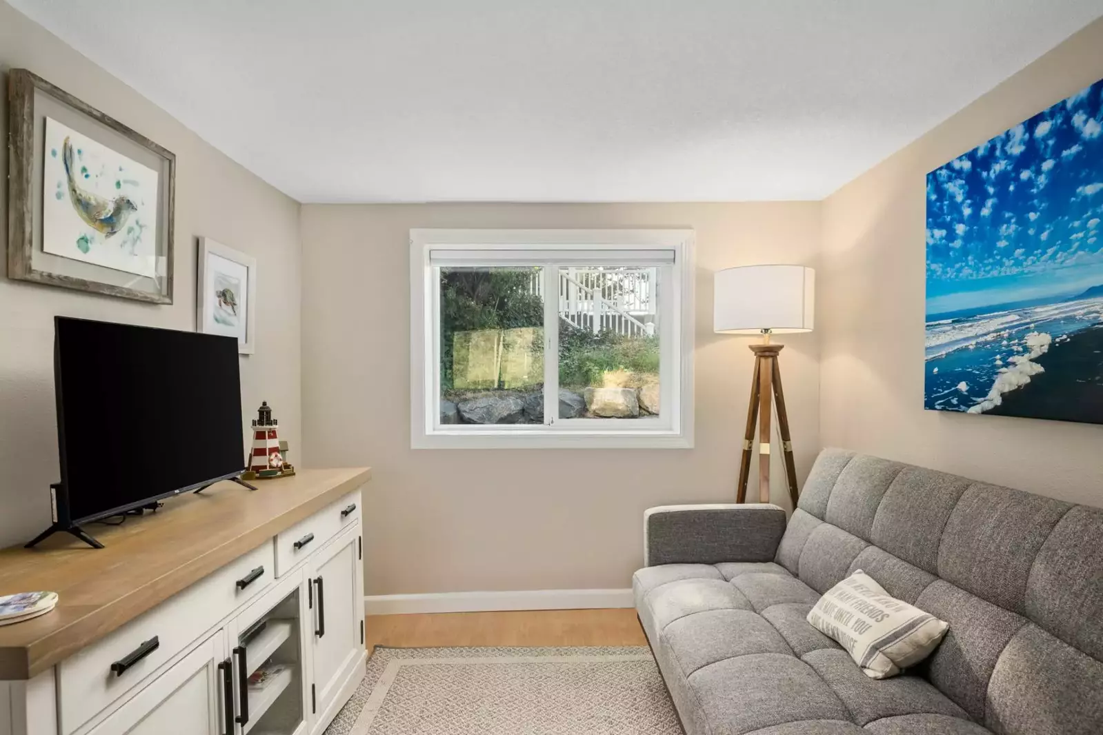 "Very quiet and relaxing place to stay. I also loved that the smart tv had so many services to stream from." - Maria