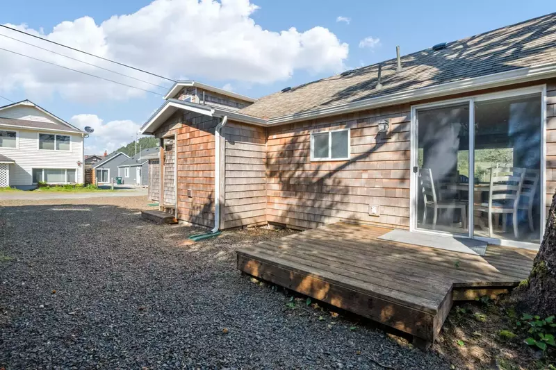 "It was a beautifully kept cottage with a 1 minute walk to the trail to the beach. We loved the quality of furnishings" - Cindy