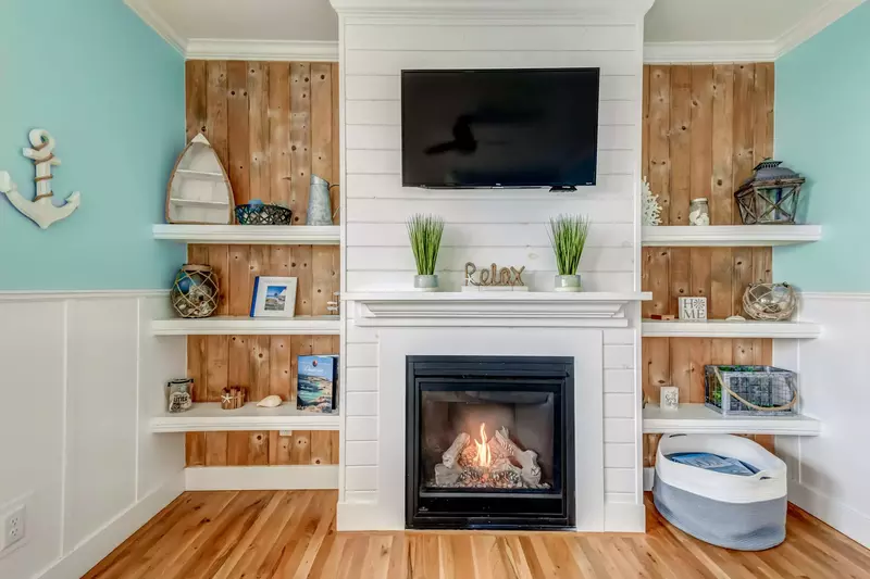 "Great place that was clean and quiet. Good amount of space for everyone to hangout" - Christopher