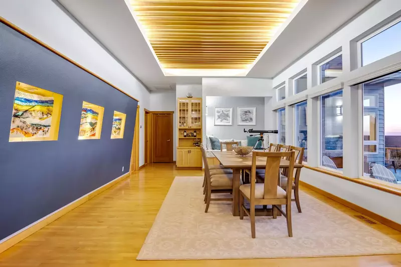 "Loved our stay here beautiful home, views and location.We had plenty of room and everything we needed. Definitely would stay again." - Lisa