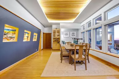 "Loved our stay here beautiful home, views and location.We had plenty of room and everything we needed. Definitely would stay again." - Lisa