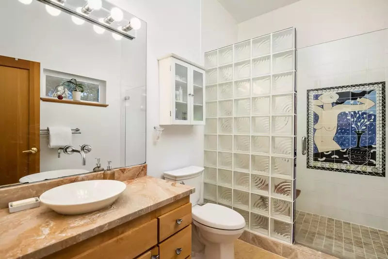 With 2.5 bathrooms everyone staying here has ample privacy.