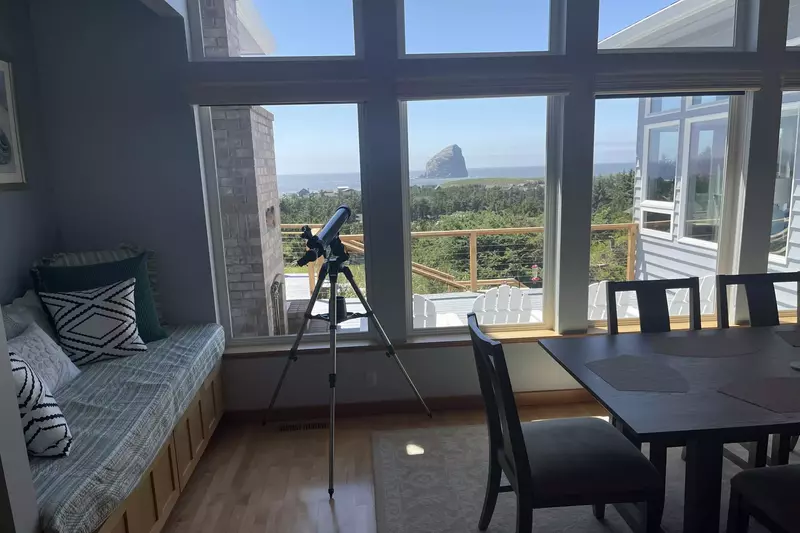 This house met our needs and exceeded our expectations in every way. Beautifully appointed, with amazing views and a great layout. - Bradford