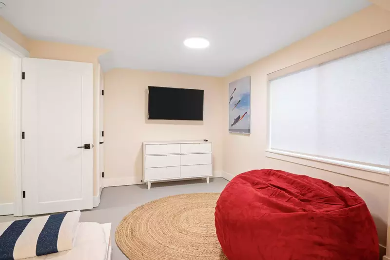 "Lots of space to hang out upstairs and downstairs kids bedroom with video games how cute!" - Candy