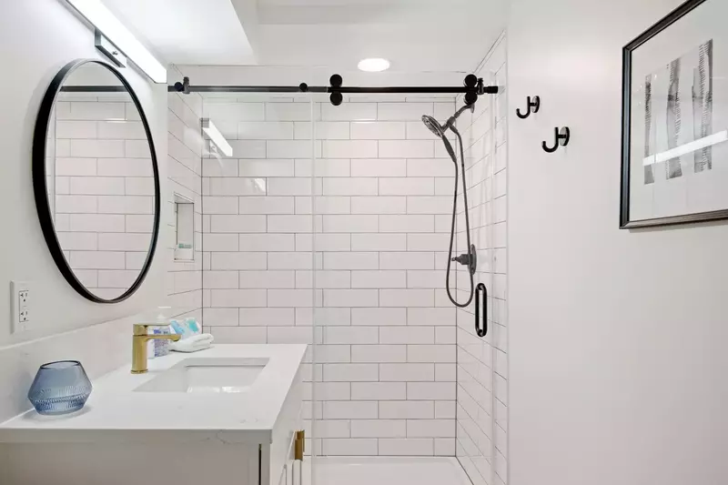 With 3 full bathrooms everyone staying here has ample privacy.