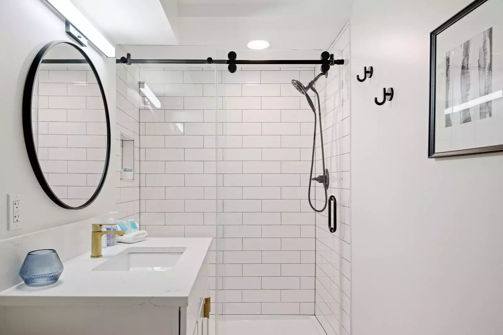 With 3 full bathrooms everyone staying here has ample privacy.