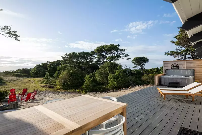 Private hot tub with absurdly gorgeous ocean views.