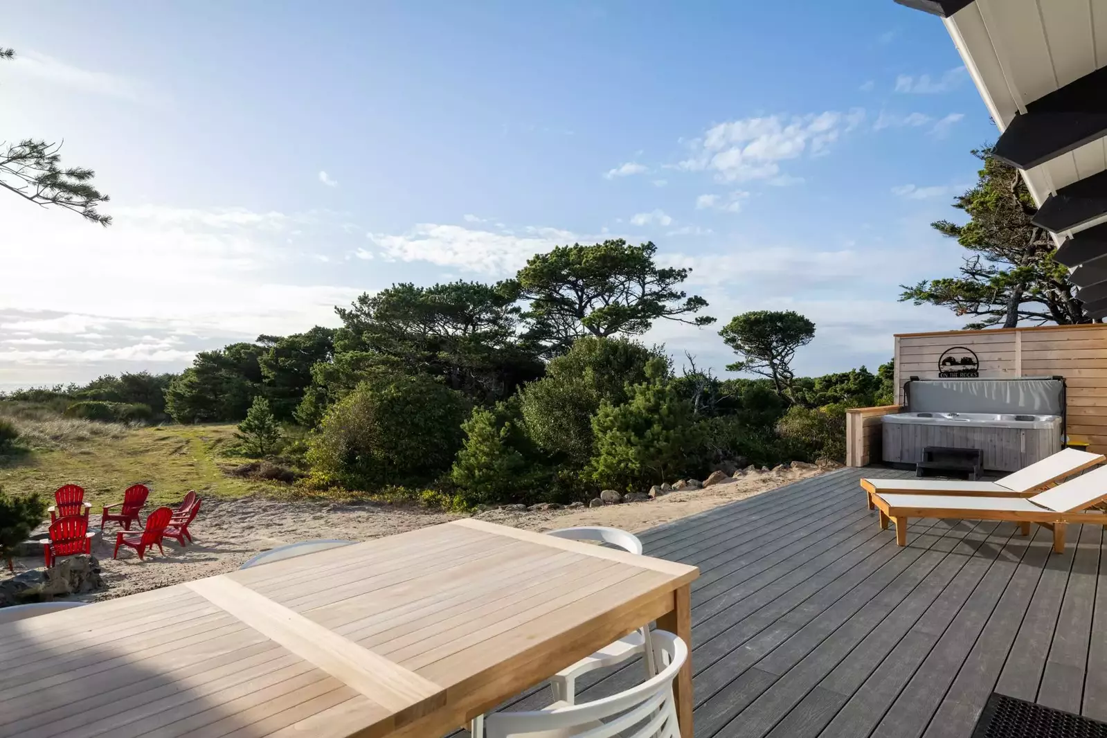 Private hot tub with absurdly gorgeous ocean views.