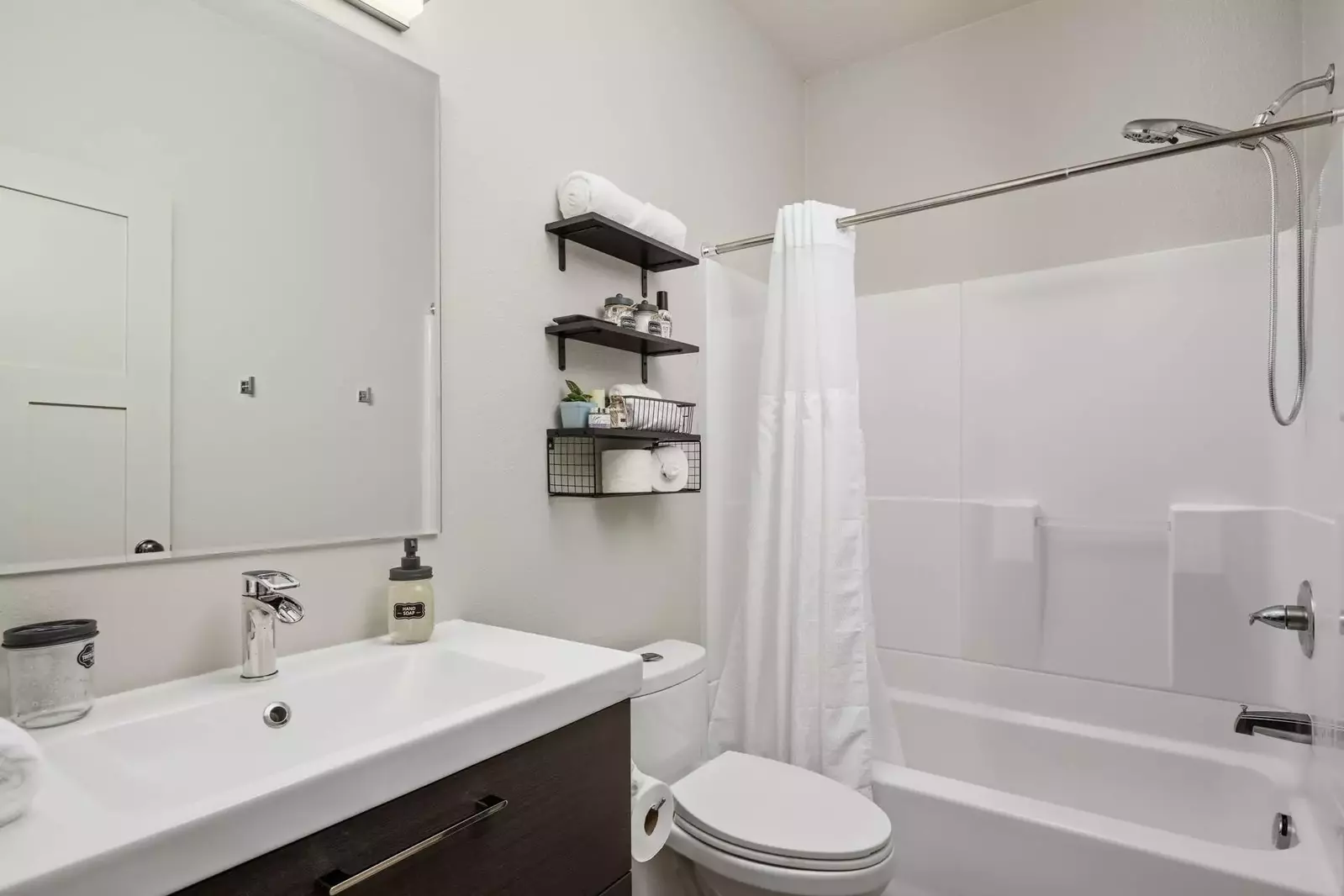 "This estate is just amazing! Everything is so well thought out. The beds were comfortable, kitchen is state of the art. There was so much room"-Holly