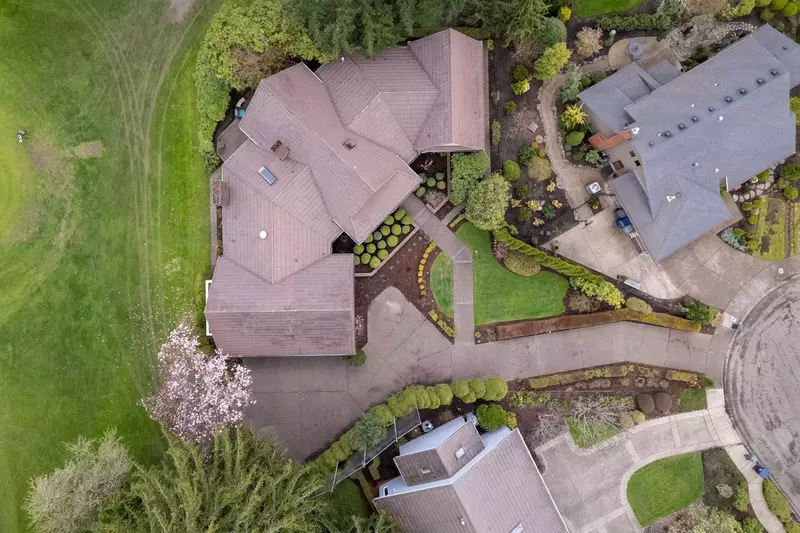 Fairway View Retreat is located next to the Oakway Golf Course.