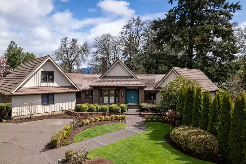 "This was a beautiful, large home on a golf course.  Private and peaceful. The beds were comfortable.  We enjoyed our stay with our crew." - Christoph