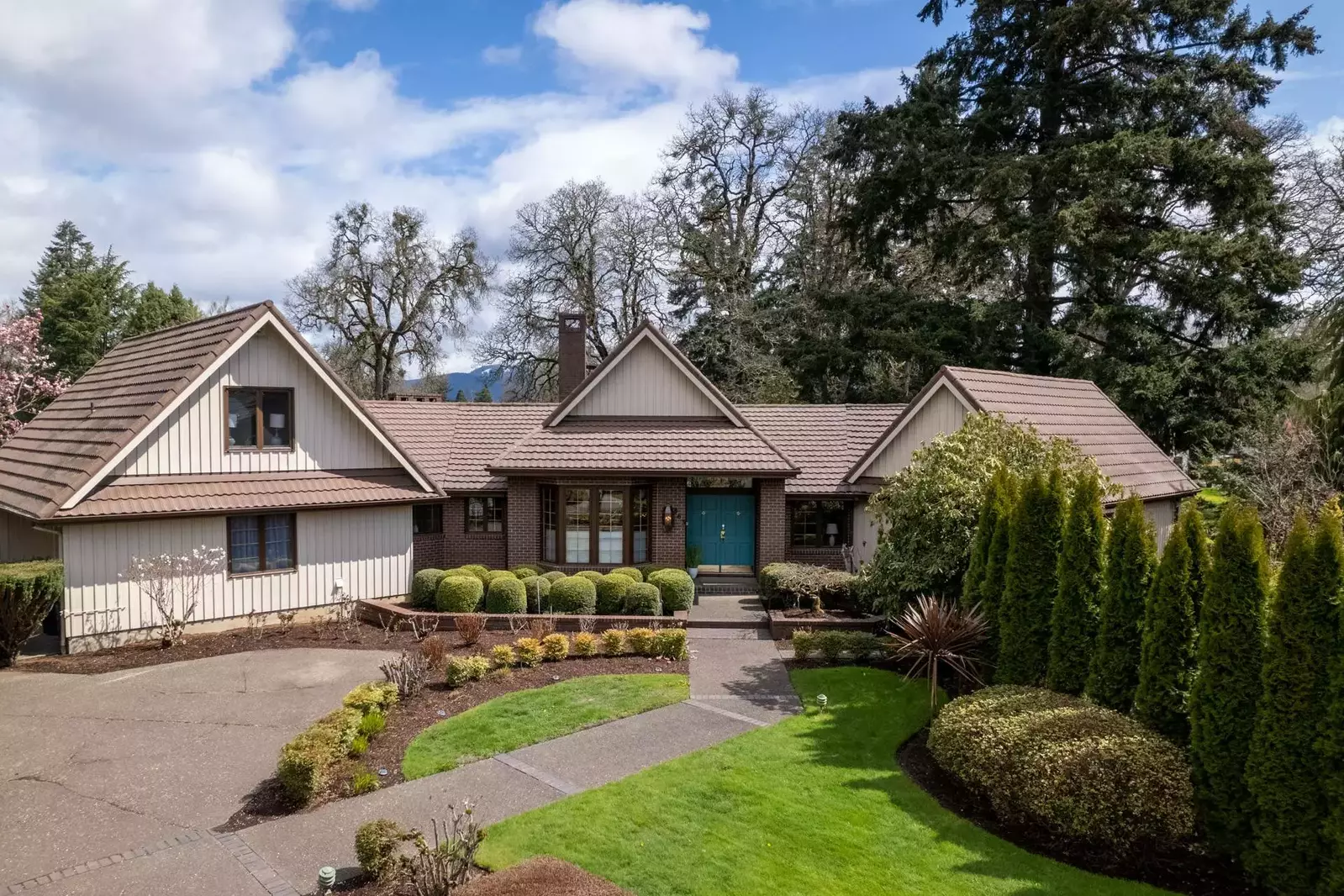 "This was a beautiful, large home on a golf course.  Private and peaceful. The beds were comfortable.  We enjoyed our stay with our crew." - Christoph