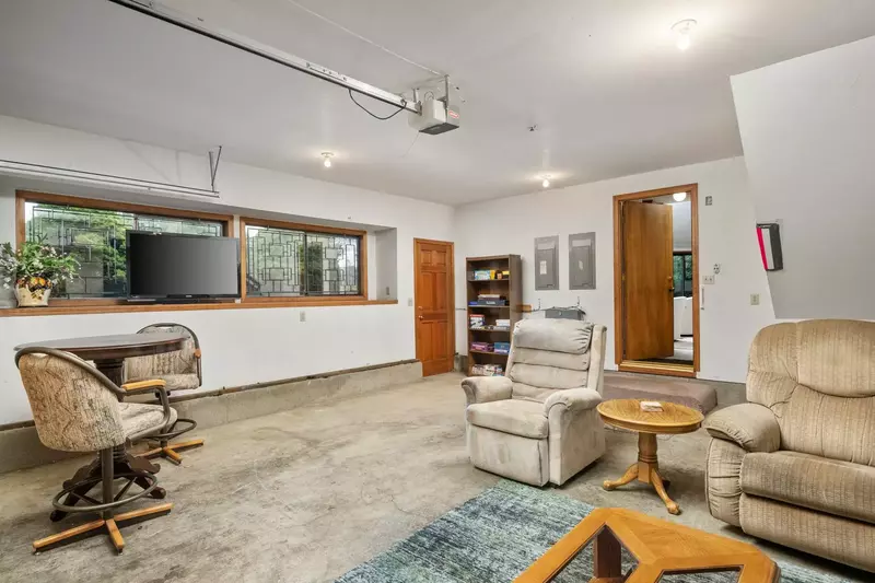 "The property was great with plenty of room. The neighborhood was outstanding with lots of places to walk the dog." - Mindi