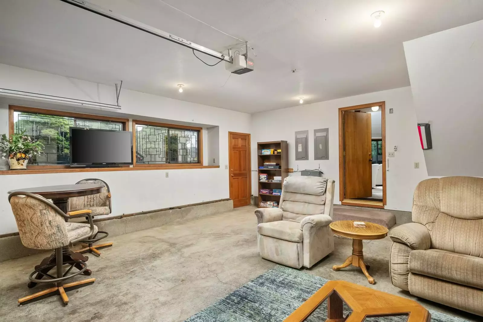 "The property was great with plenty of room. The neighborhood was outstanding with lots of places to walk the dog." - Mindi