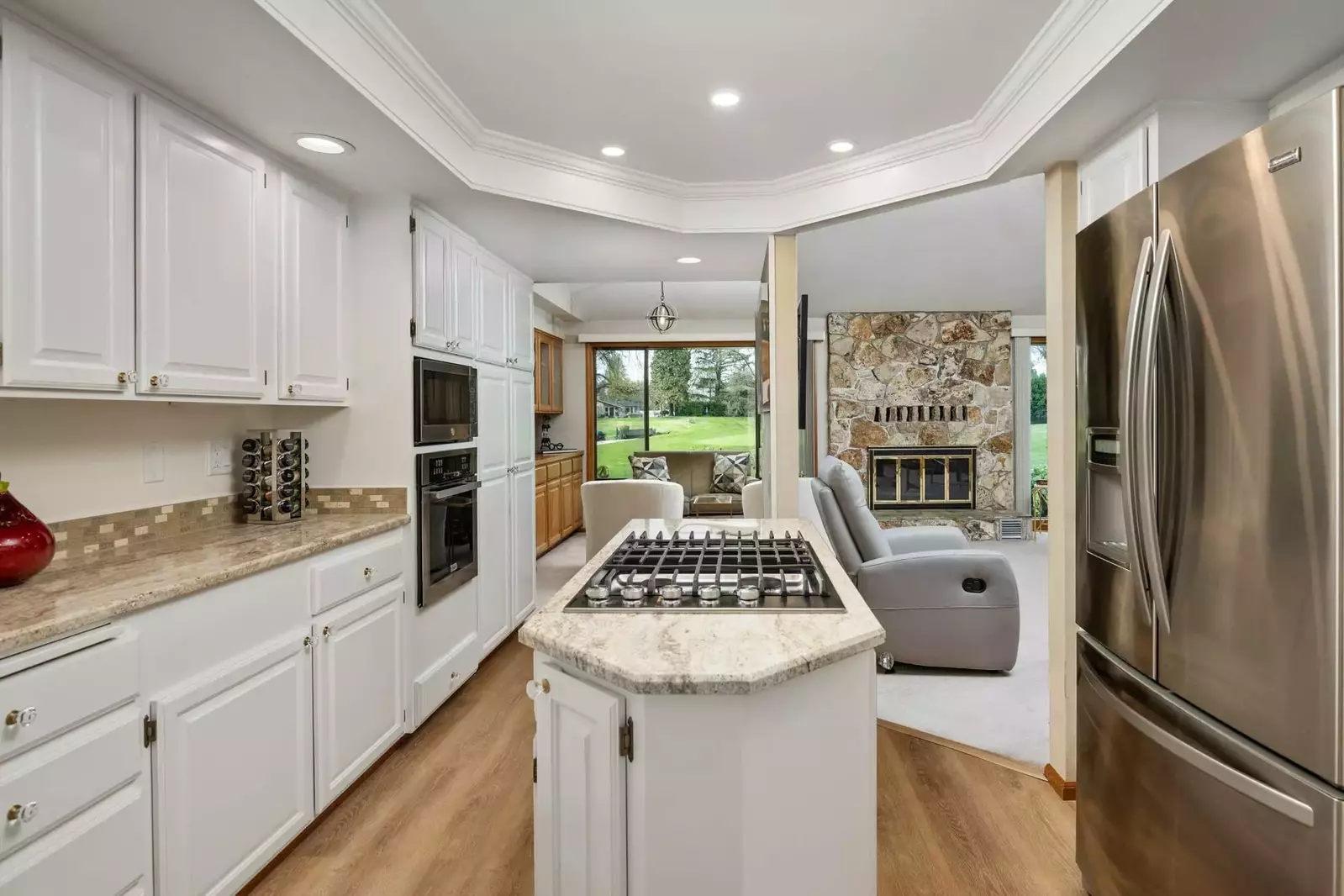 Cook delicious meals for breakfast, lunch, and dinner in this fully equipped kitchen.