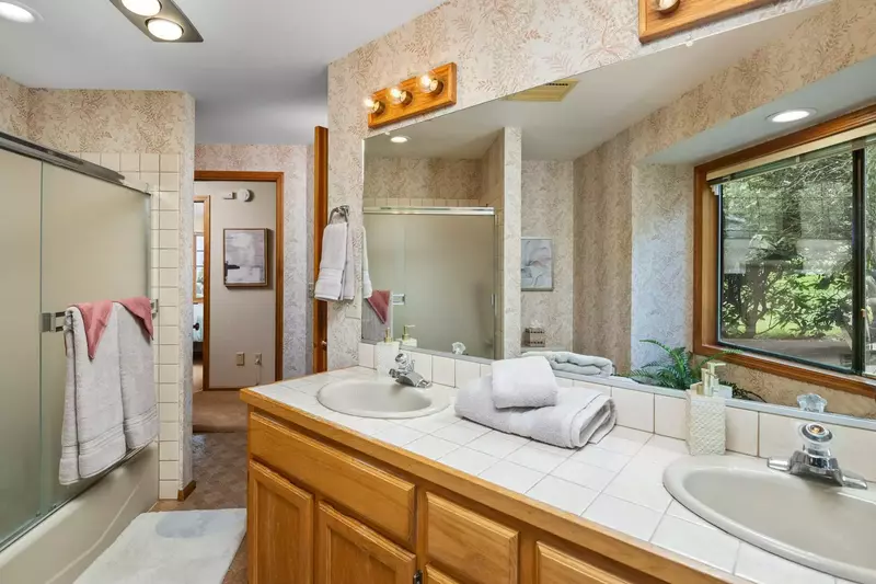 With 3.5 bathrooms everyone staying here has ample privacy.