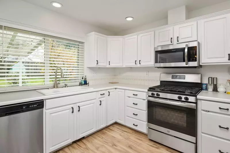 Cook great meals for breakfast, lunch, & dinner in this fully equipped kitchen. Visit farms in the Hood River Fruit Loop for delicious ingredients!