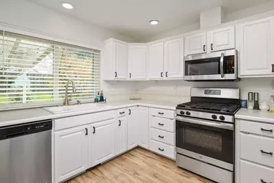 Cook great meals for breakfast, lunch, & dinner in this fully equipped kitchen. Visit farms in the Hood River Fruit Loop for delicious ingredients!