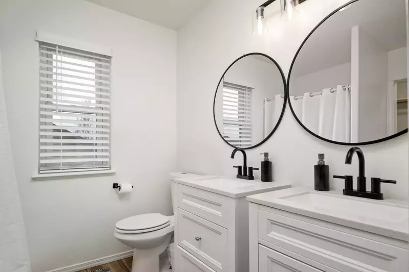 Troutdale as ample options for food and drink. This includes cafes, breweries, food casts, fine dining, and more!