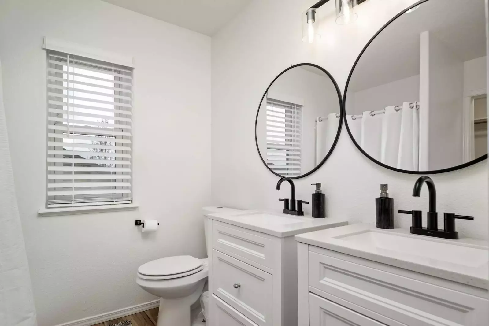 Troutdale as ample options for food and drink. This includes cafes, breweries, food casts, fine dining, and more!