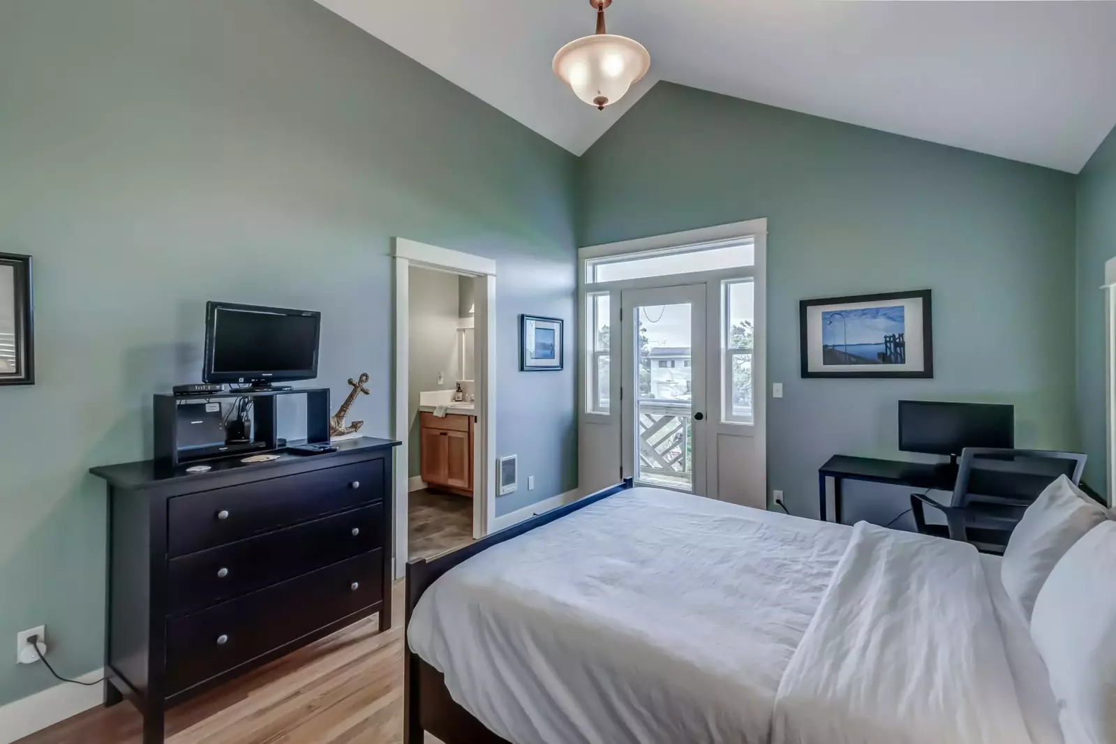 Use this room as a home office and extend your time on the coast!