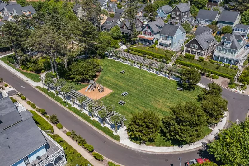 Lincoln City is south of Cannon Beach/Seaside and north of Newport. Use this rental as a base camp to explore the Oregon Coast.