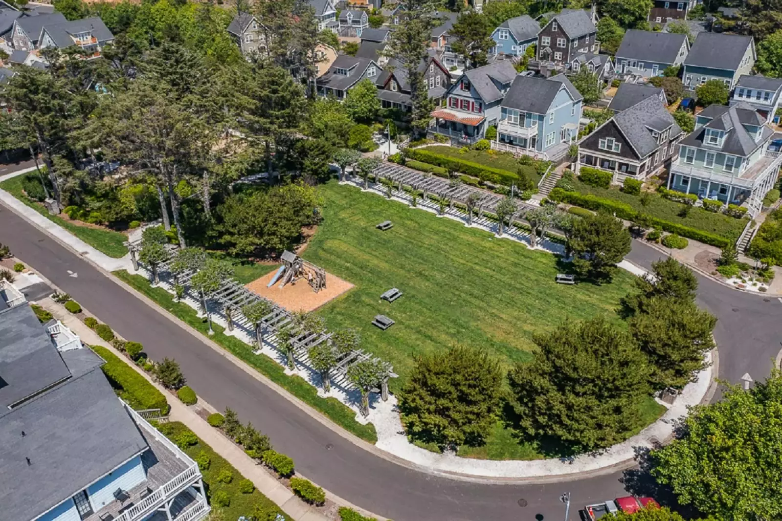 Lincoln City is south of Cannon Beach/Seaside and north of Newport. Use this rental as a base camp to explore the Oregon Coast.