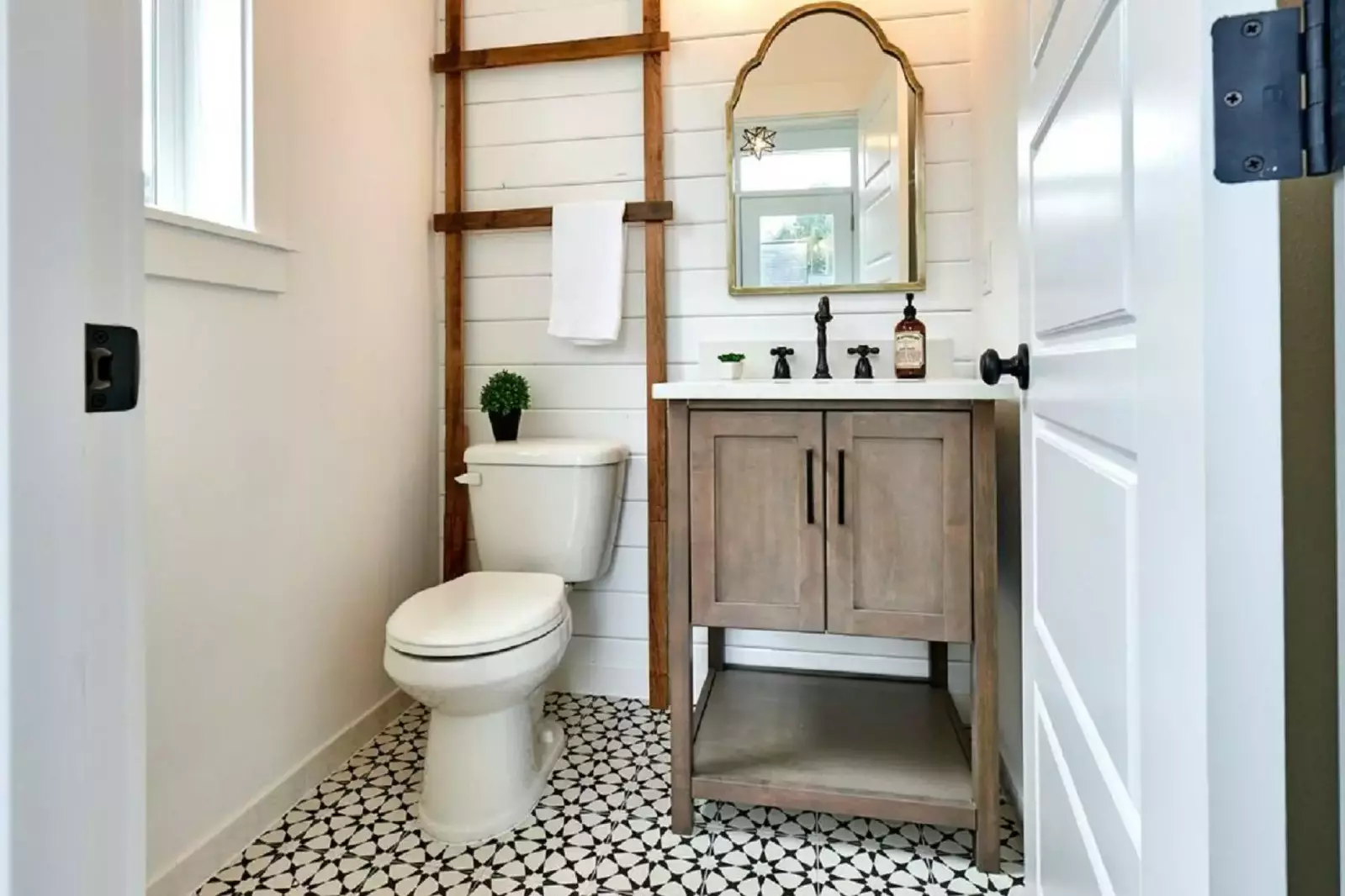 "Wonderful neighborhood and great property. Communication was excellent. Highly recommended. Would stay again." - Jesse