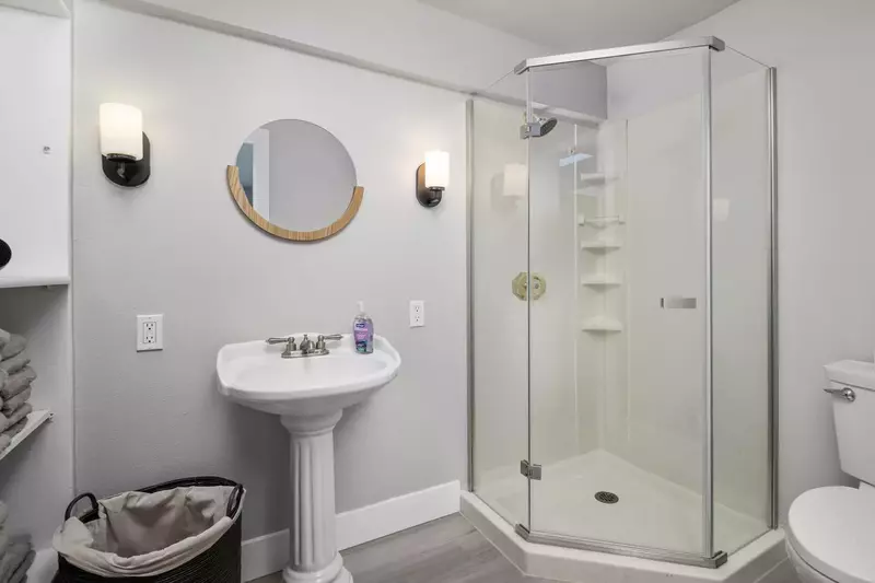 With 2 full bathrooms everyone staying here has ample privacy.