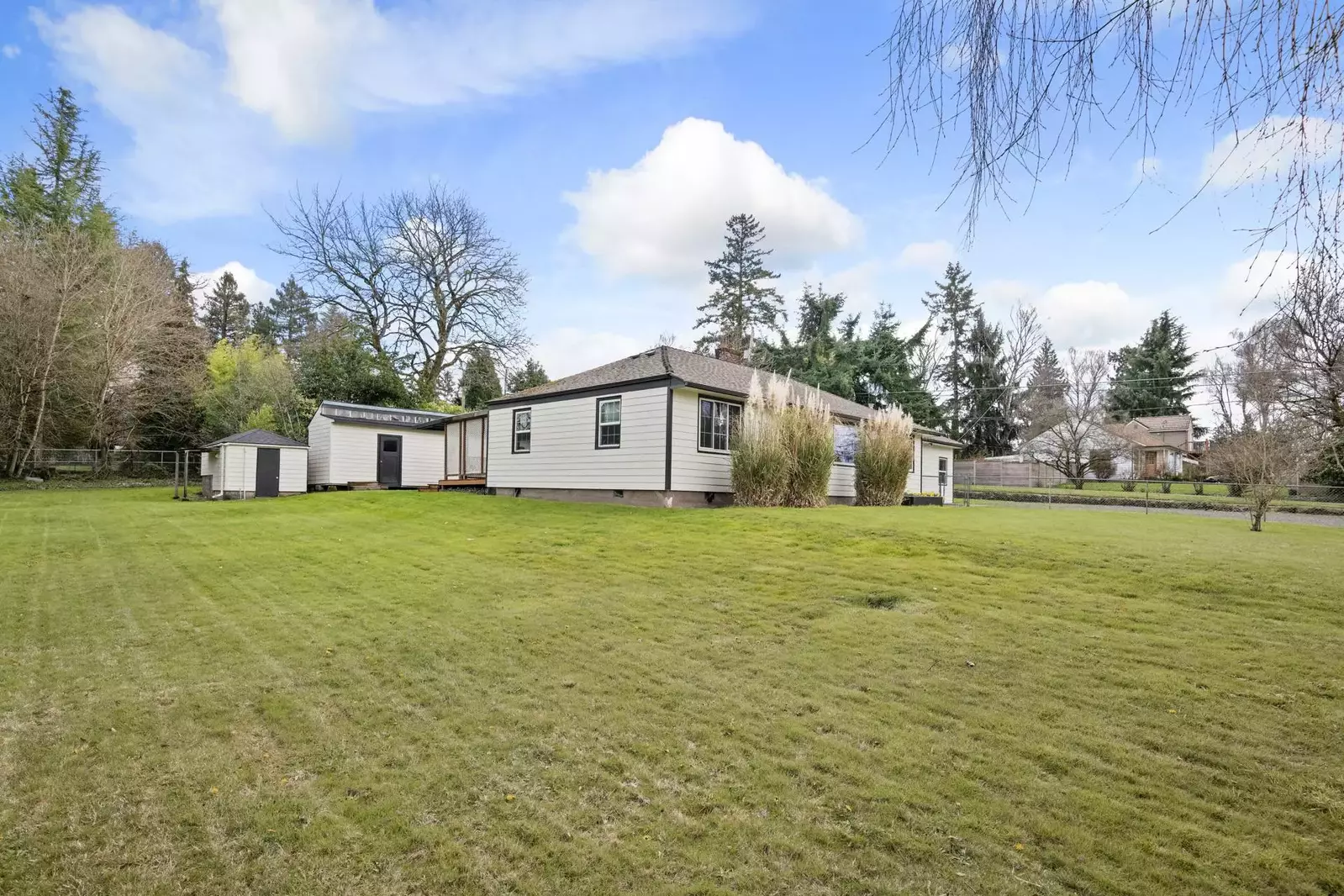 "Great location, home was amazing and spacious, we would definitely stay again!" - Jodie