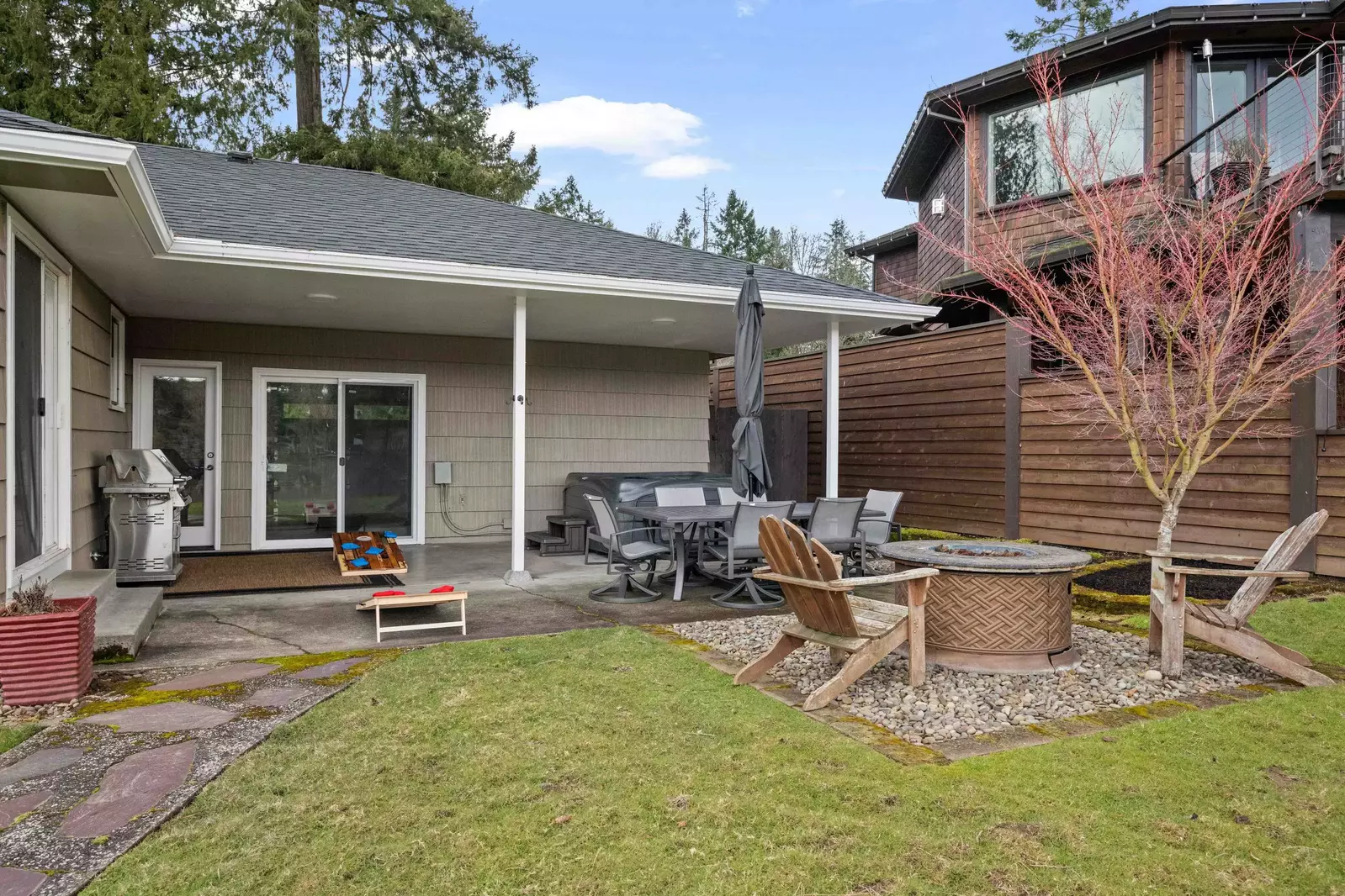 "We enjoyed the hot tub, access to the river, and being able to sit outside at the table and fire pit to enjoy the incredible Oregon weather." - Della