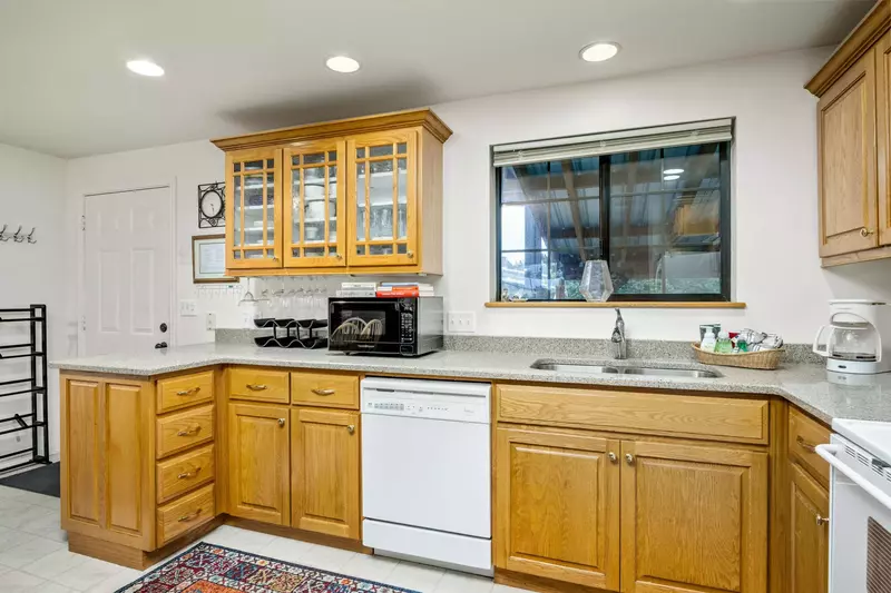 "Lovely, clean home. Comfortable beds. Great kitchen and amazing view from the front porch." - Christine