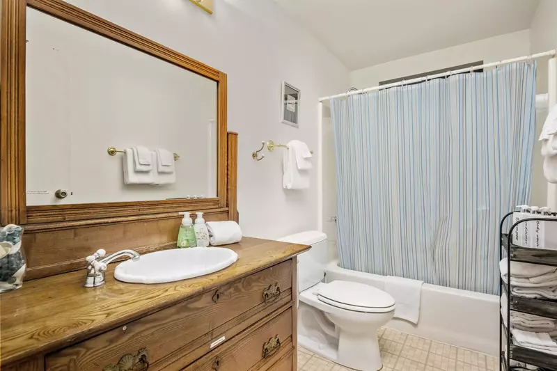 With 2 full bathrooms everyone staying here has ample privacy.