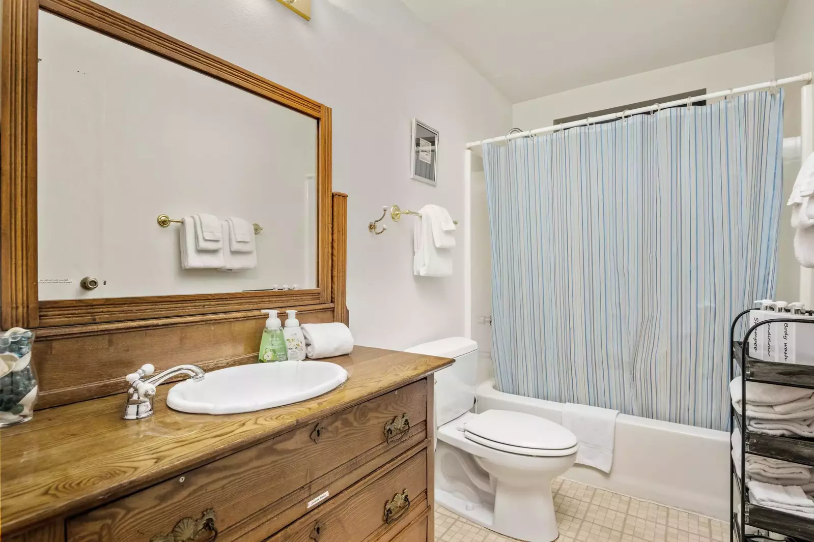 With 2 full bathrooms everyone staying here has ample privacy.
