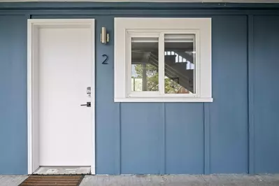 "Very clean, perfect for a couple. We definitely enjoyed this spot being very centralized and so close to the beach!" - Adam