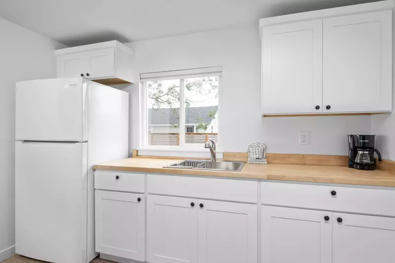 I had the perfect weekend getaway here with our dog. Everything was clean and check in was very easy. The beach is directly across the street -Hailey