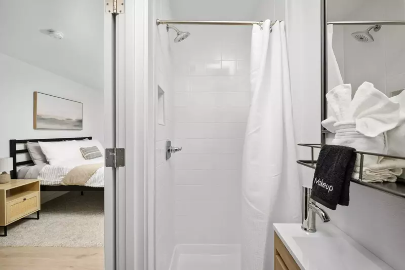 "Absolutely loved my stay. Comfiest bed i’ve ever slept in and a very short walk to the beach. 10/10 would stay again!" - Senia