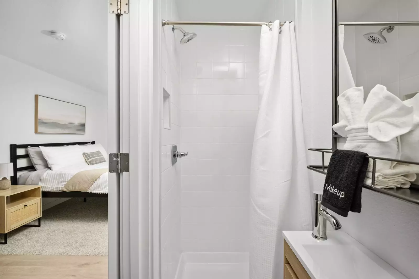 "Absolutely loved my stay. Comfiest bed i’ve ever slept in and a very short walk to the beach. 10/10 would stay again!" - Senia