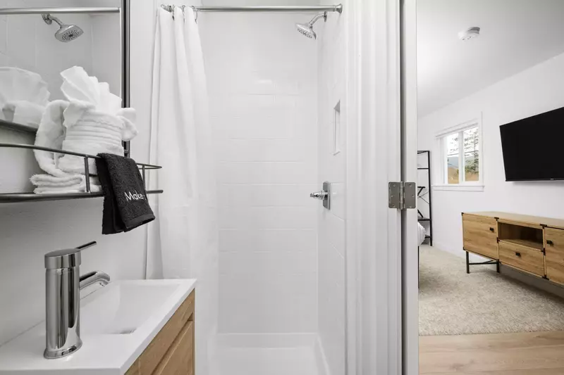 Loved this place! The room was spotless and the check in process was smooth. The host was responsive and kind. The beach was across the street -Sidney