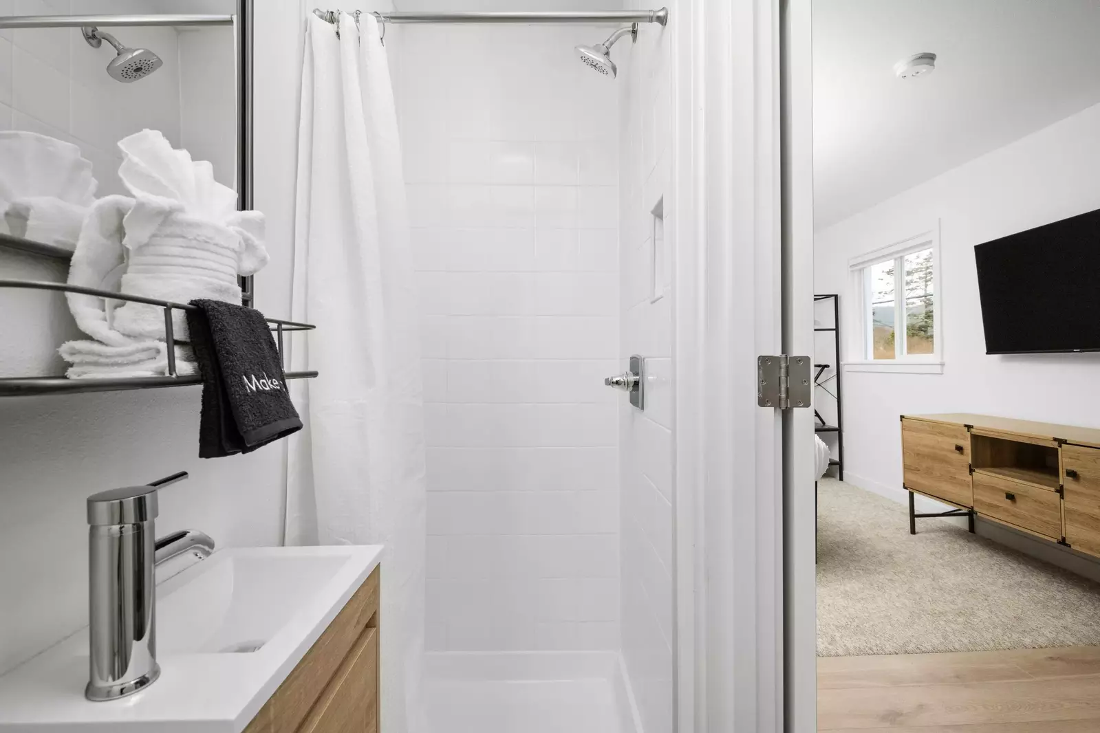 Loved this place! The room was spotless and the check in process was smooth. The host was responsive and kind. The beach was across the street -Sidney