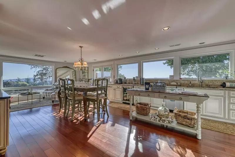 Welcome to King's Queen! Please enjoy our spacious rental in the heart of Oregon wine country.