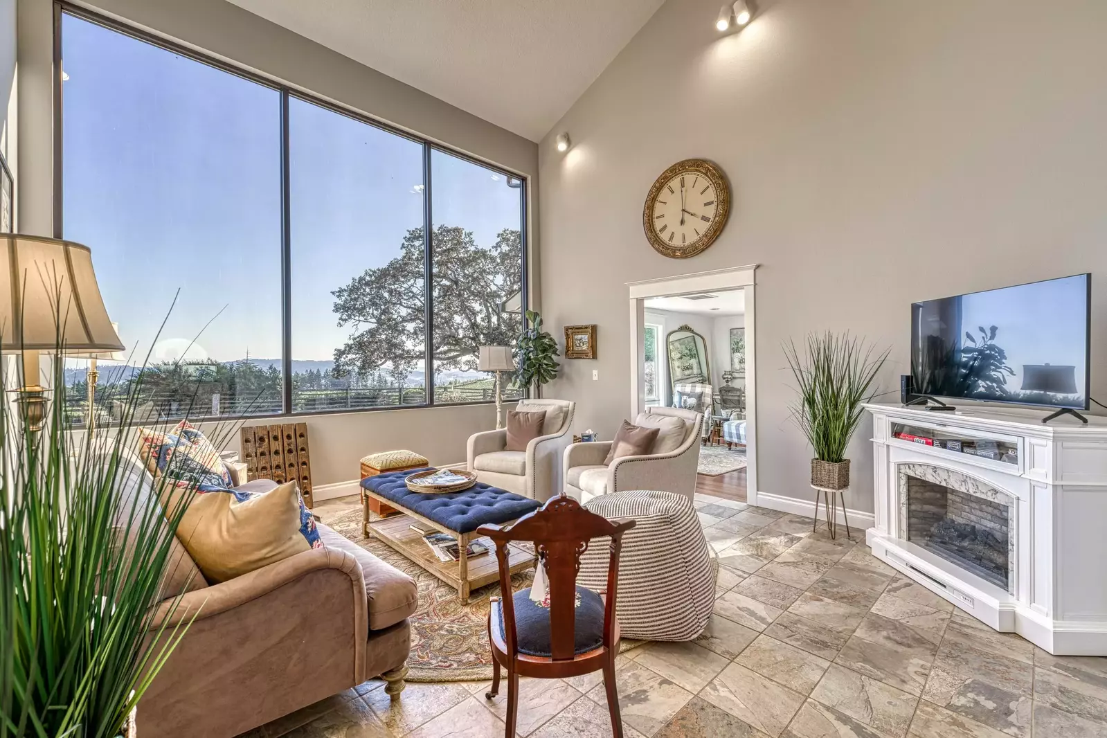 King's Queen has incredible wine country views from wonderfully comfortable rooms.