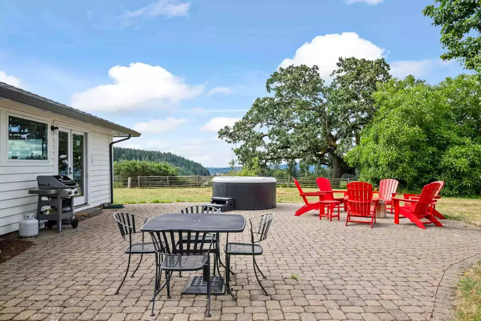 "Very comfortable and beautiful house, view and surroundings. Perfect location for meeting up with friends for local wine tasting. Thank you" - Barb