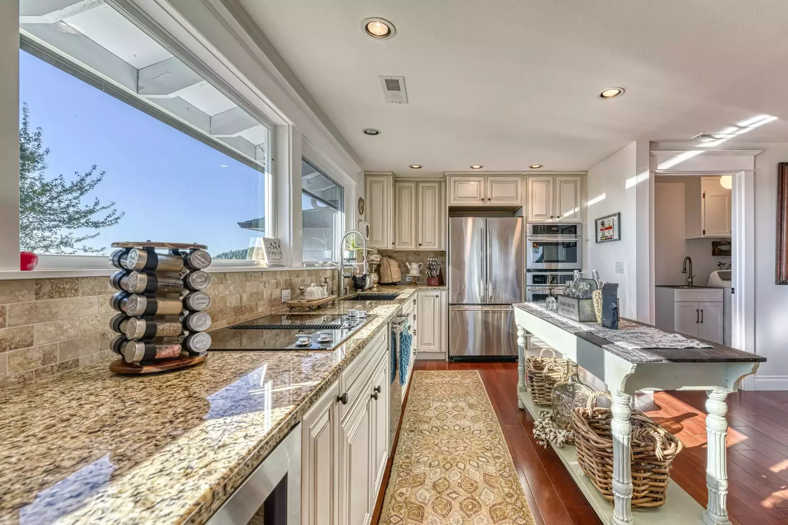 Cook delicious meals for breakfast, lunch, and dinner in this fully equipped kitchen. We suggest grabbing some ingredients from a local farm.