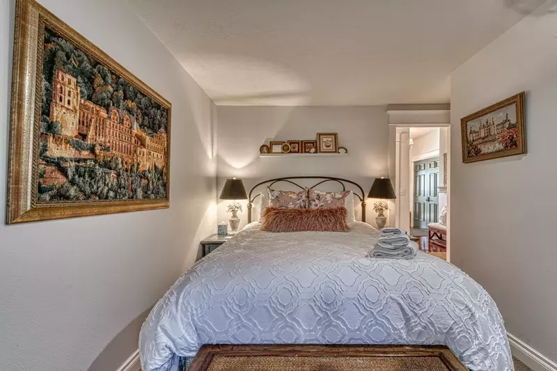 "This place is heavenly! Spotlessly clean. Gorgeous windows and very comfy beds. Wish we could have stayed longer and flagging to return" - Ilene