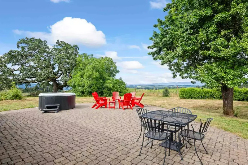 "Beautiful home out in the countryside with everything you need for a Willamette wine experience" - Andrew