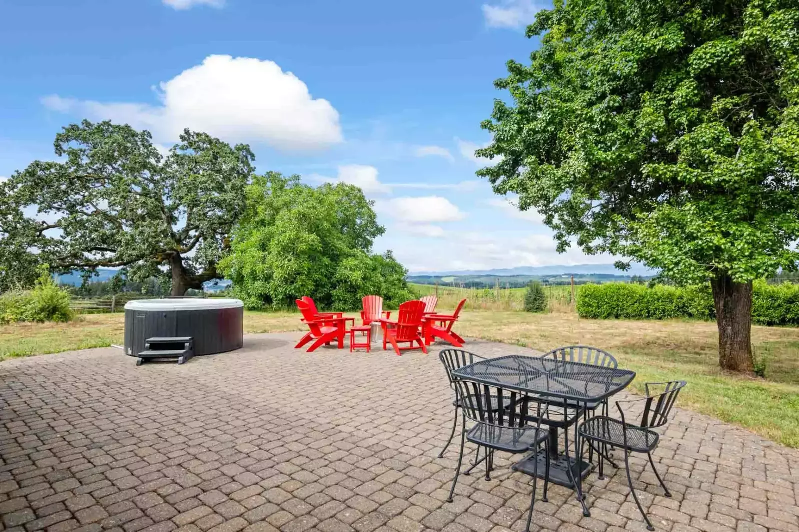 "Beautiful home out in the countryside with everything you need for a Willamette wine experience" - Andrew